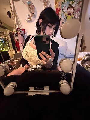 Extremely Busty Tattooed Goth leaked photo #2