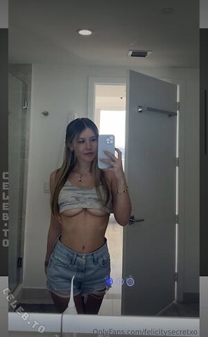 Felicity Smoak Nude Leaked Photo #9