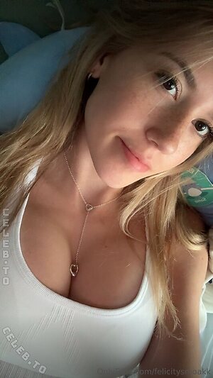 Felicity Smoak Nude Leaked Photo #35