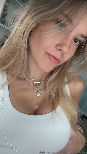 Felicity Smoak Nude Leaked Photo #43