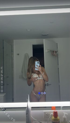 Felicity Smoak Nude Leaked Photo #105