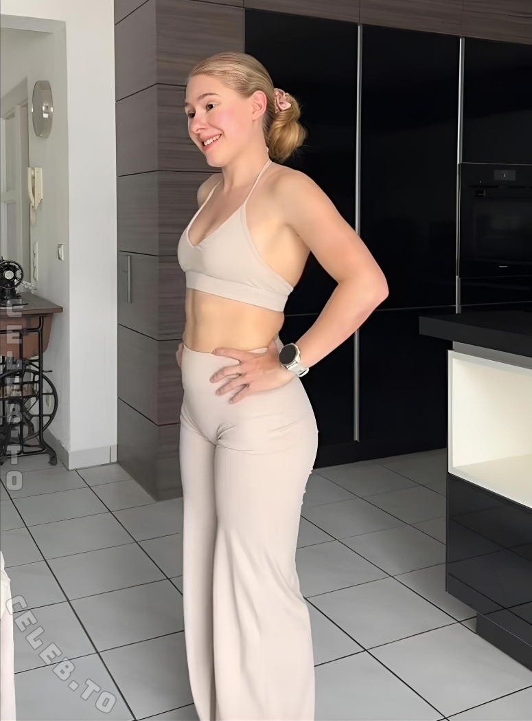 Hannah Sauer Nude Leaked Photos