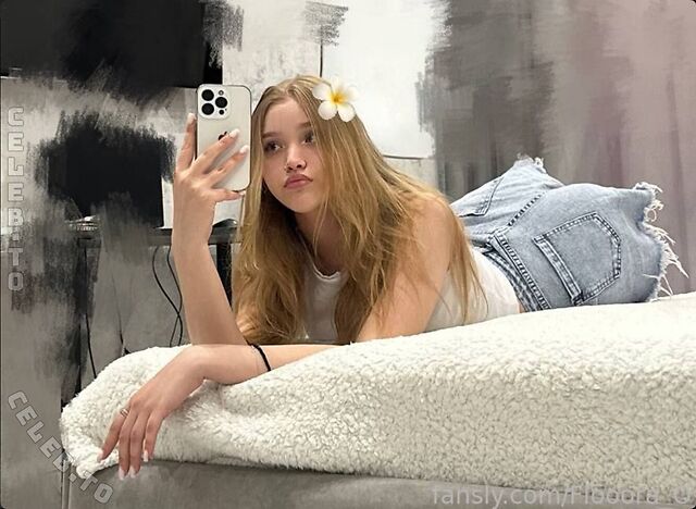 Flooora_O leaked photos