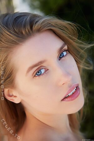 Freya Mayer photo