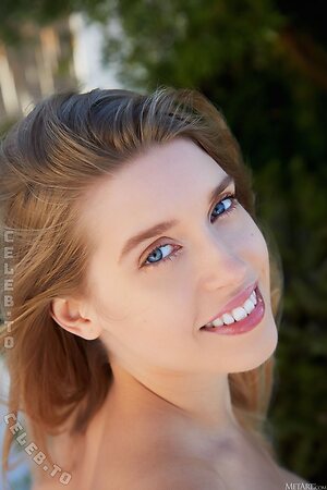 Freya Mayer photo