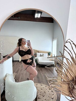 Fullerbustbestie photo