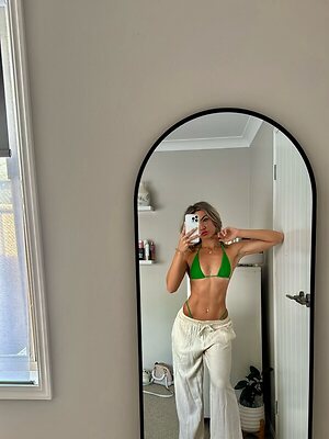 Georgia Barker GC leaked photo #14