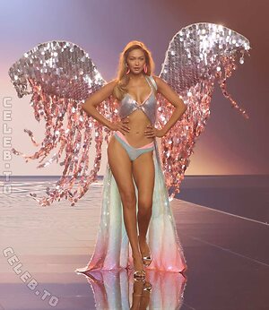 Gigi Hadid leaked photo #454