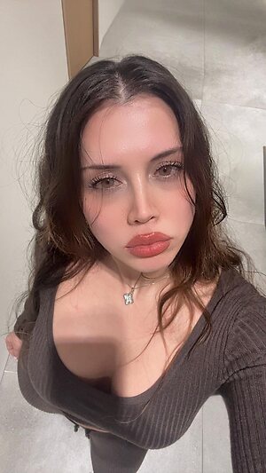 Gizem Orhan leaked photo #9