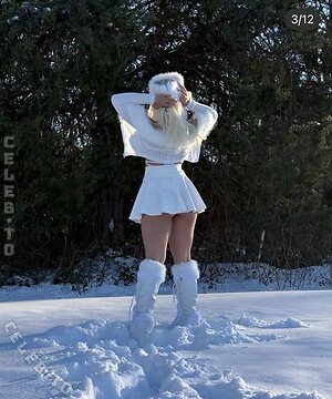 Hailee Johnson Nude Leaked Photo #2