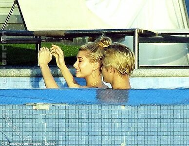 Hailey Bieber photo