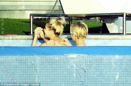 Hailey Bieber photo