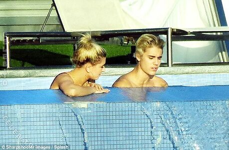 Hailey Bieber photo