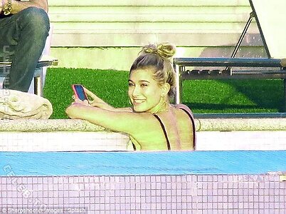 Hailey Bieber photo