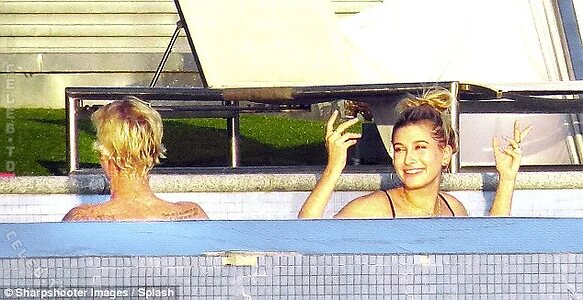 Hailey Bieber photo
