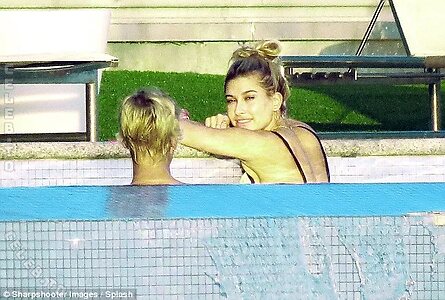 Hailey Bieber photo