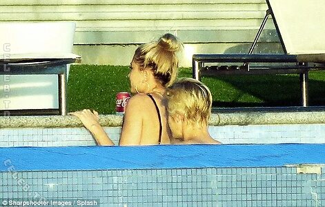 Hailey Bieber photo