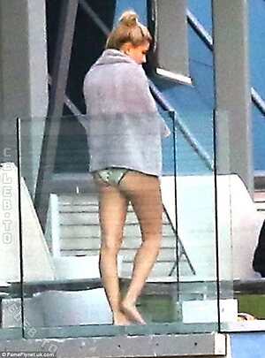 Hailey Bieber photo