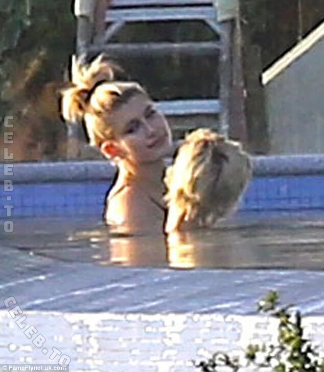 Hailey Bieber photo