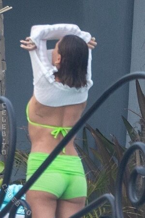 Hailey Bieber photo