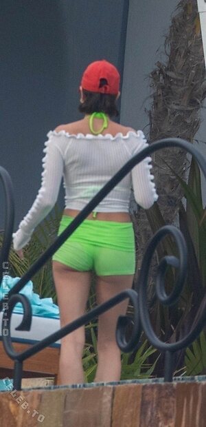 Hailey Bieber photo