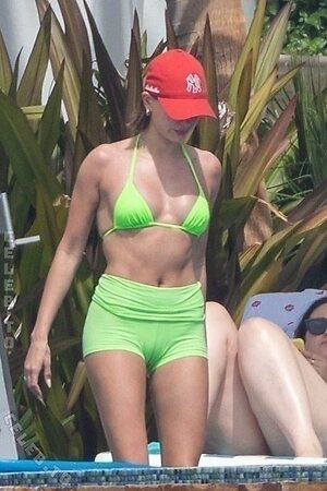 Hailey Bieber photo
