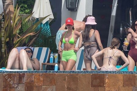 Hailey Bieber photo