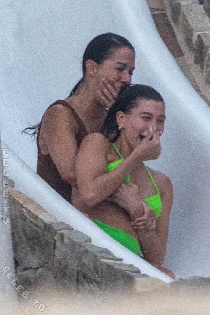 Hailey Bieber photo