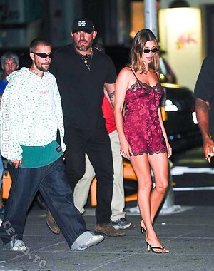 Hailey Bieber photo