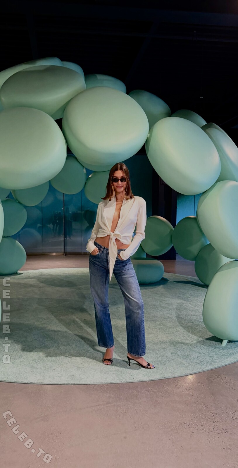 Hailey Bieber photo