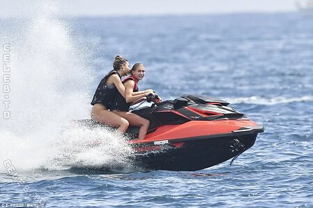 Hailey Bieber photo