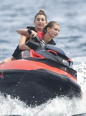 Hailey Bieber photo