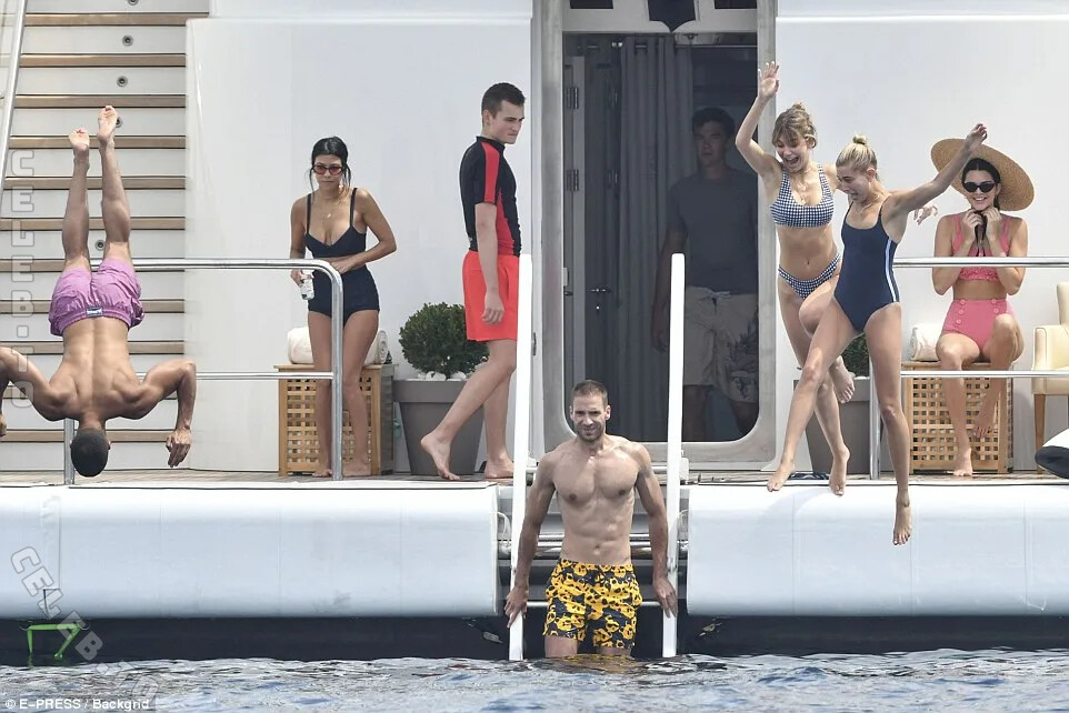 Hailey Bieber photo