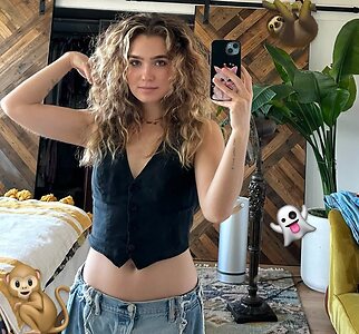 Haley Lu Richardson Nude Leaked Photo #24