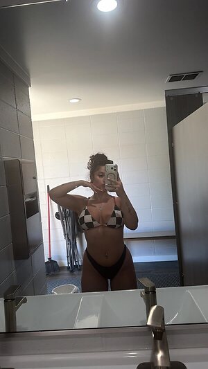 haley.schwartzz leaked photo #15