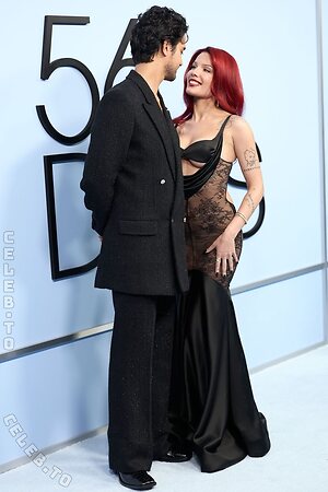 Halsey Nude Leaked Photo #17