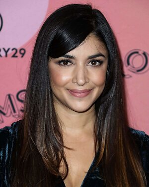 Hannah Simone leaked photo #7