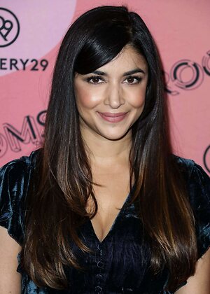 Hannah Simone leaked photo #8