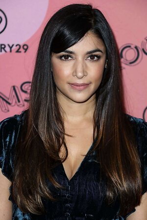 Hannah Simone leaked photo #14