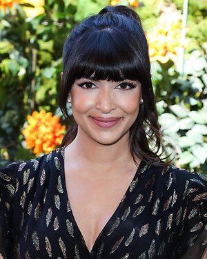 Hannah Simone leaked photo #19