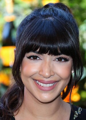 Hannah Simone leaked photo #23
