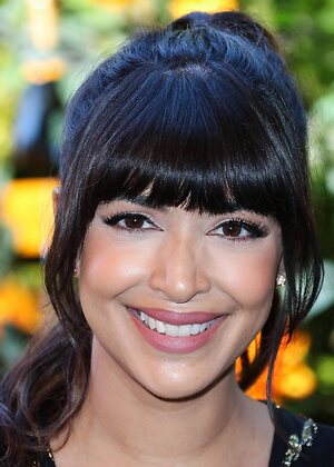 Hannah Simone leaked photo #27