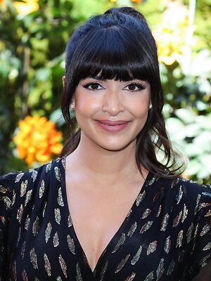 Hannah Simone leaked photo #28