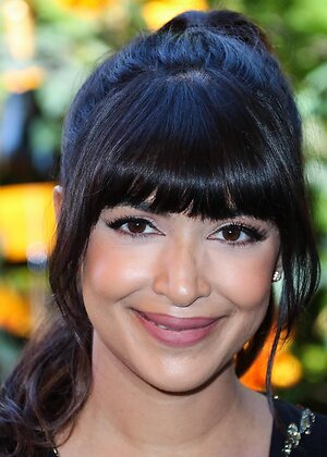 Hannah Simone leaked photo #30