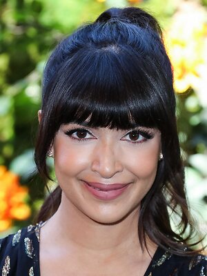Hannah Simone leaked photo #32