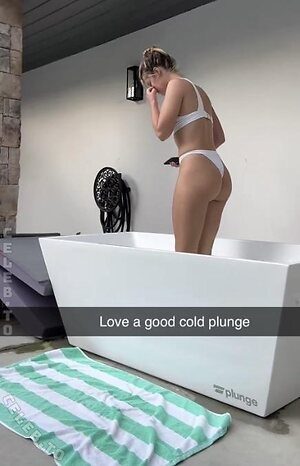 Hannah Stocking leaked photo #4