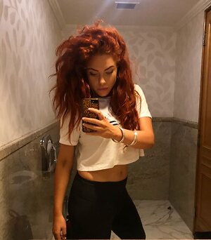 Hayley De Sola Pinto leaked photo #33