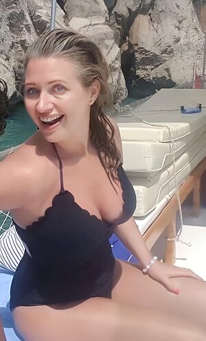 Hayley McQueen leaked photo #36