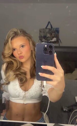 Heidi Katona leaked photo #2