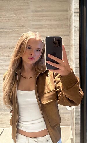 Heidi Katona leaked photo #3